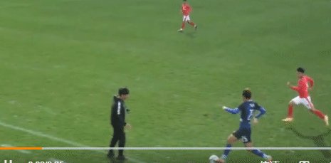 开云官网-雷人操作！中冠赛场主帅场边伸腿绊倒对方进攻球员